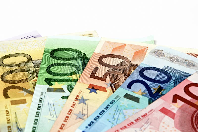Diversas cuentas euro se separan hacia fuera en una tabla bajo la forma de a imagen de archivo Diversas cuentas euro se separan hacia fuera en una tabla bajo la forma de a imagen de archivo