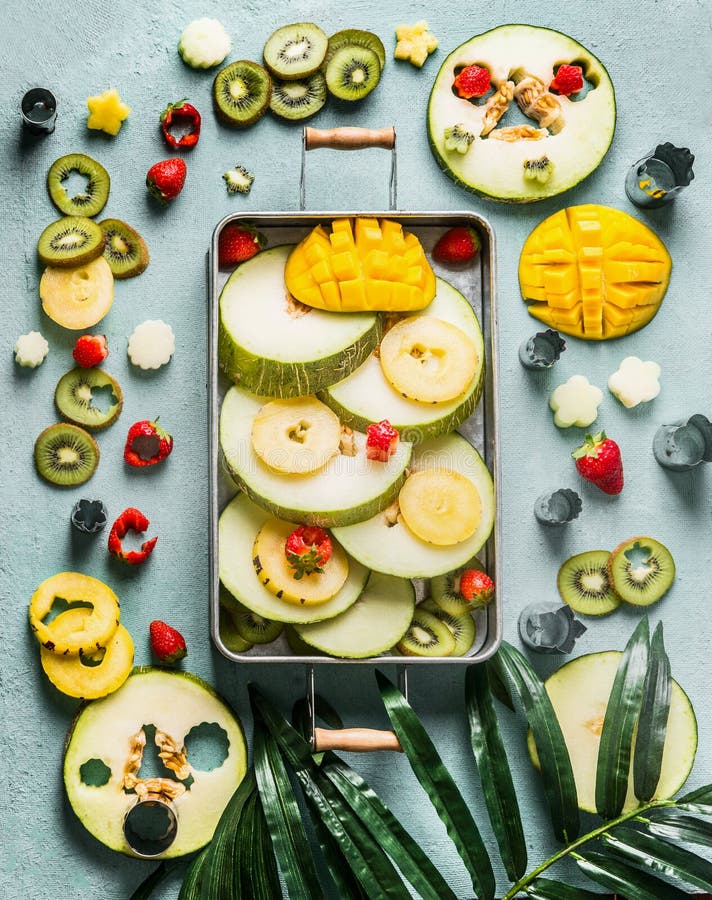 Diversas frutas frescas y bayas coloridas en la bandeja, visión superior Comida del verano vertical imagen de archivo libre de regalías Diversas frutas frescas y bayas coloridas en la bandeja, visión superior Comida del verano vertical imagen de archivo libre de regalías