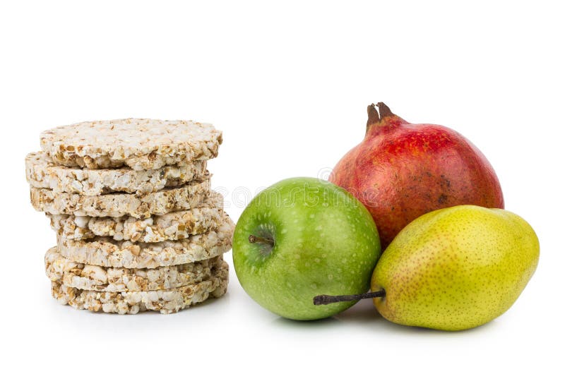 Diversas frutas y pila de pan de maíz curruscante en blanco imagen de archivo Diversas frutas y pila de pan de maíz curruscante en blanco imagen de archivo