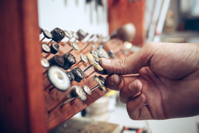 Diversas herramientas de los orfebres en el lugar de trabajo de la joyería Joyero en el trabajo en joyería imagenes de archivo Diversas herramientas de los orfebres en el lugar de trabajo de la joyería Joyero en el trabajo en joyería imagenes de archivo