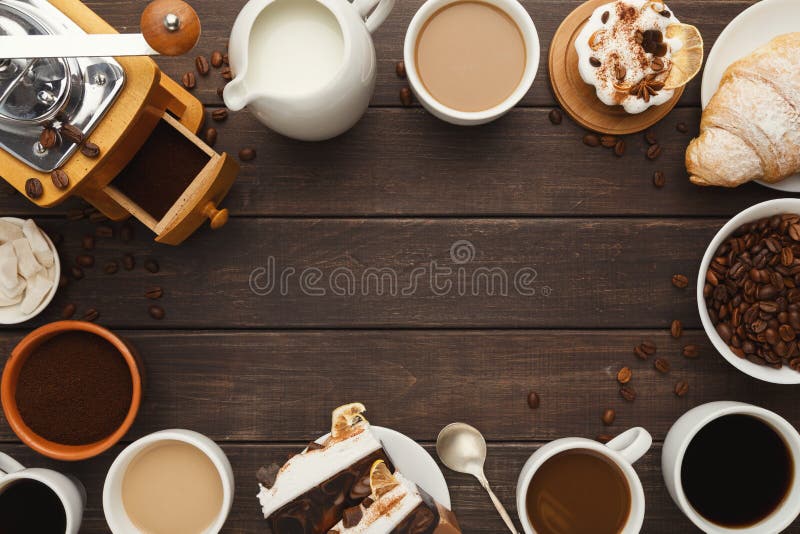 Diversas tazas de café y pasteles dulces en la tabla de madera del vintage, a fotografía de archivo libre de regalías Diversas tazas de café y pasteles dulces en la tabla de madera del vintage, a fotografía de archivo libre de regalías