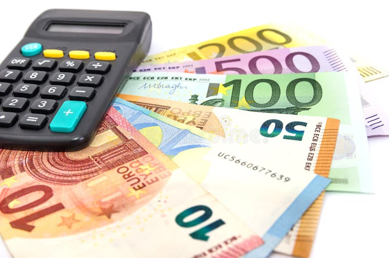 Diverse banconote in euro e calcolatrice su bianco. Banconote e calcolatori diversi in euro