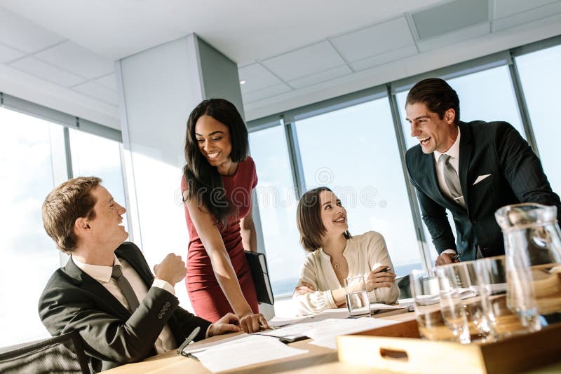 Diverse bedrijfsmensen die tijdens een vergadering glimlachen stock afbeeldingen Diverse bedrijfsmensen die tijdens een vergadering glimlachen stock afbeeldingen
