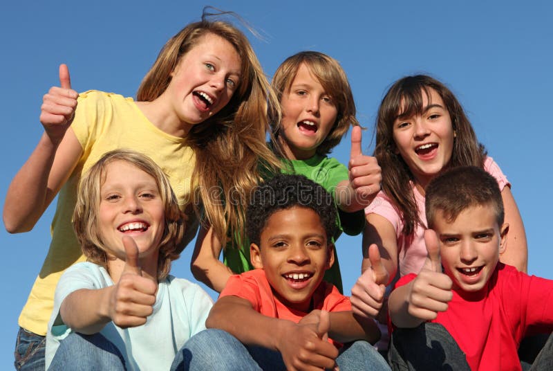 La diversità di Gruppo di sicuro felici i bambini o con i bambini con i pollici fino al campo estivo.
