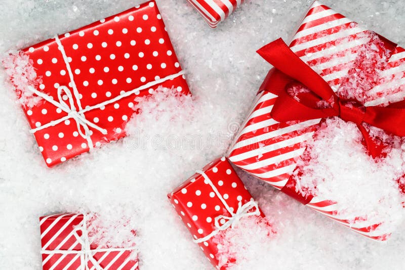 Diverse die grootte in rood document met de giftvakjes van ornamentkerstmis wordt verpakt op kunstmatige sneeuw royalty-vrije stock afbeelding Diverse die grootte in rood document met de giftvakjes van ornamentkerstmis wordt verpakt op kunstmatige sneeuw royalty-vrije stock afbeelding