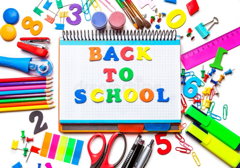 Diverse die schoollevering op witte achtergrond wordt geïsoleerd Notitieboekje in het centrum van het kaderconcept terug naar sch stock afbeelding Diverse die schoollevering op witte achtergrond wordt geïsoleerd Notitieboekje in het centrum van het kaderconcept terug naar sch stock afbeelding