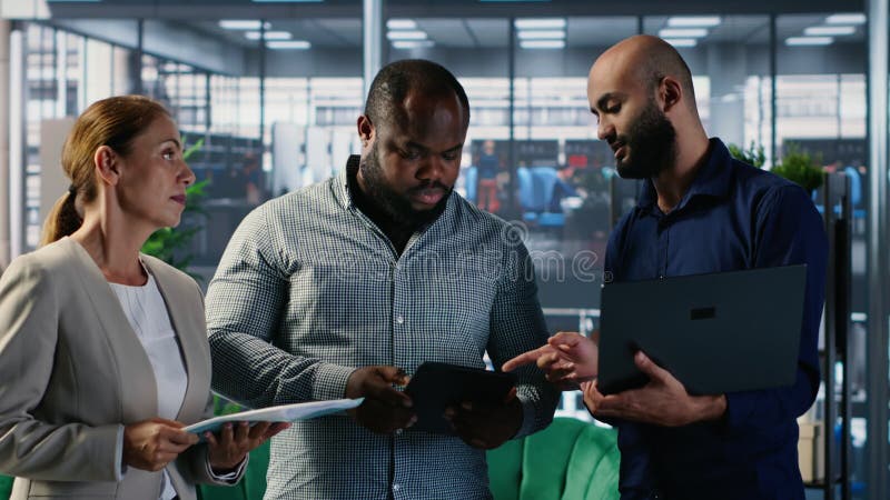 Diverse företagsledare för att diskutera ett nytt partnerskap stock video