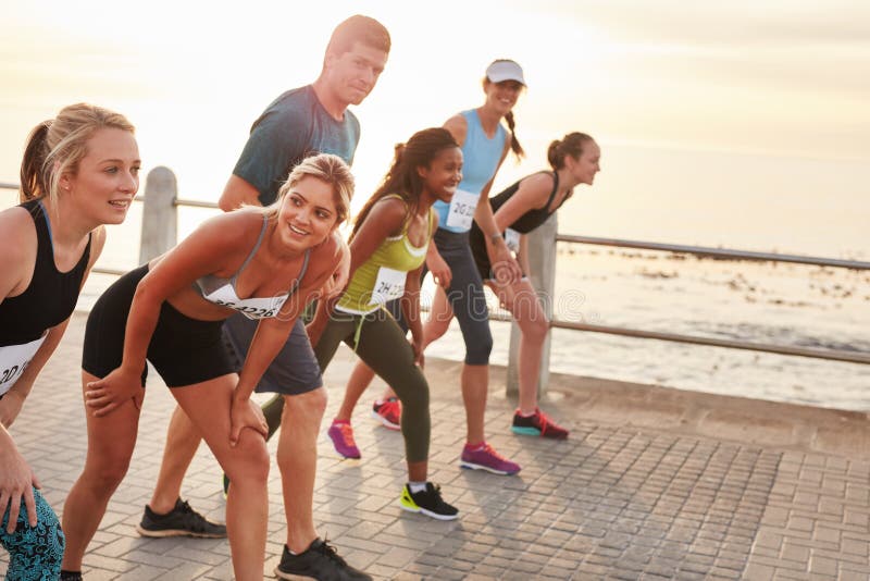 Diverse groep die mensen samen lopen royalty-vrije stock afbeeldingen Diverse groep die mensen samen lopen royalty-vrije stock afbeeldingen