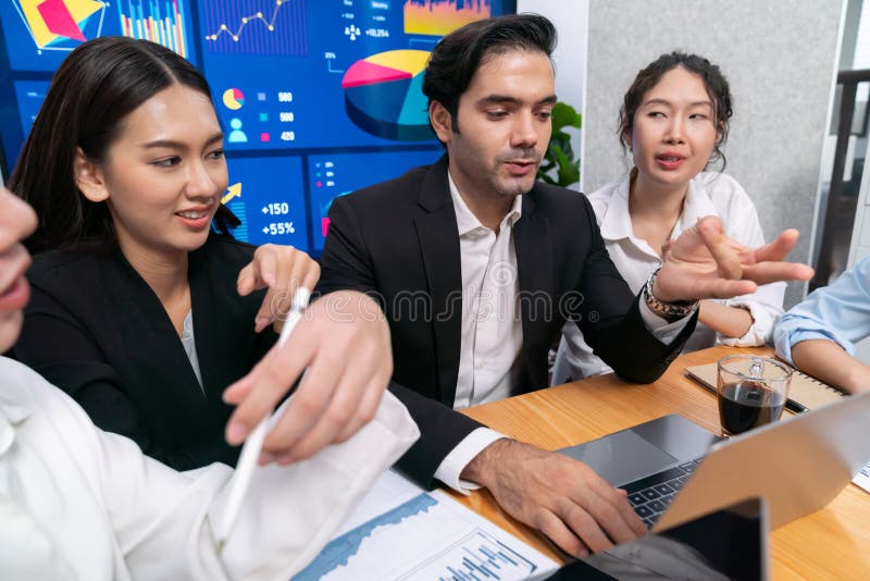 Grup de analiști de afaceri care analizează raportul de date financiare. meticulos stock photo