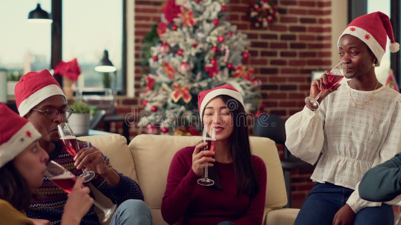 Diverse Leute, Die Eine Alkoholbrille Halten, Um Toast Zu Machen Stock  Footage - Video von asiatisch, getränk: 255836502