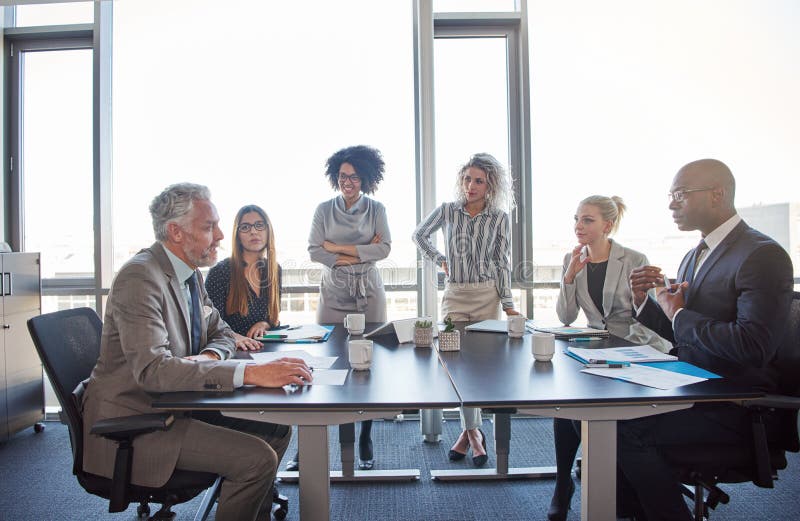 Diverse medewerkers die samen in een bestuurskamer in een bureau samenkomen royalty-vrije stock afbeeldingen Diverse medewerkers die samen in een bestuurskamer in een bureau samenkomen royalty-vrije stock afbeeldingen