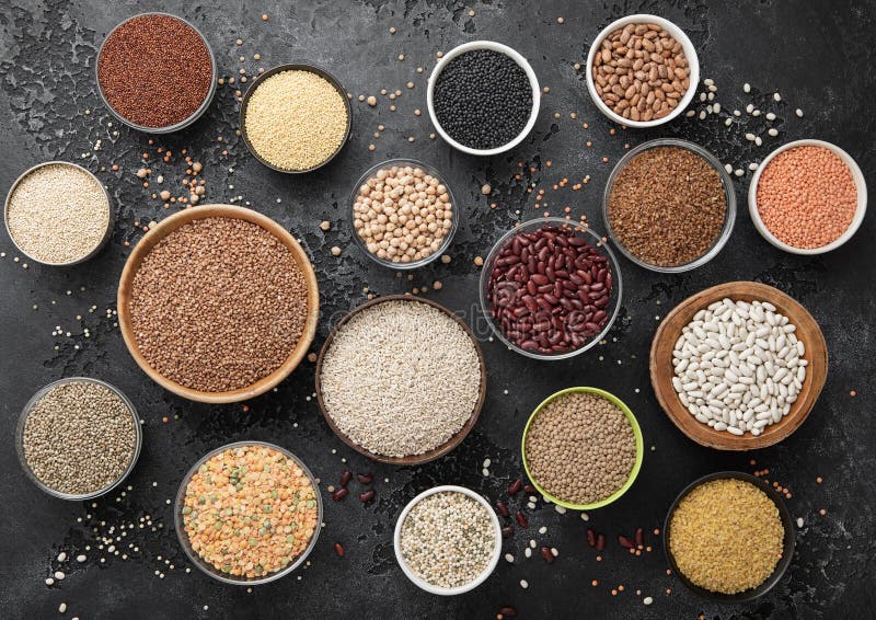 Diverse plăci de castron cu fasole solidă bulgur quinoa buckwheat cu cușcuș și mazăre cu linte și semințe de cânepă în bucătăria n stock photo