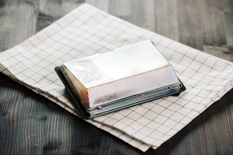 Diverse soorten hete gebraden broodjes dienden in plastic sushivakje op lijst stock fotografie Diverse soorten hete gebraden broodjes dienden in plastic sushivakje op lijst stock fotografie