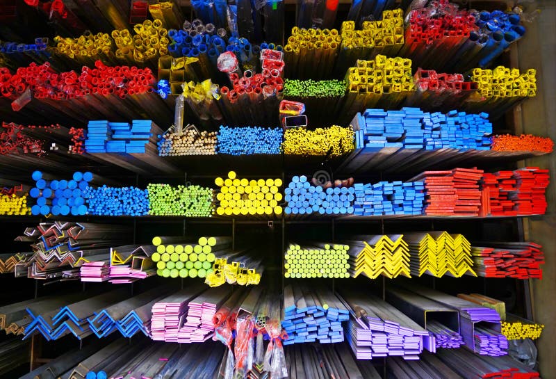 Diverse verschillende reeksen van metaalbuis en ijzerpijp stapelen op plank bij pakhuisopslag stock foto's Diverse verschillende reeksen van metaalbuis en ijzerpijp stapelen op plank bij pakhuisopslag stock foto's
