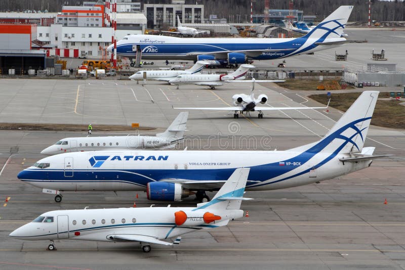 Diverse vliegtuigen die zich bij Sheremetyevo internationale luchthaven bevinden stock afbeelding Diverse vliegtuigen die zich bij Sheremetyevo internationale luchthaven bevinden stock afbeelding