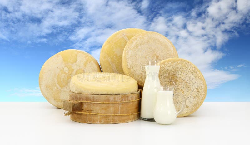 Diverse vormen van kaas met melk op de lijst en hemelachtergrond royalty-vrije stock afbeeldingen Diverse vormen van kaas met melk op de lijst en hemelachtergrond royalty-vrije stock afbeeldingen