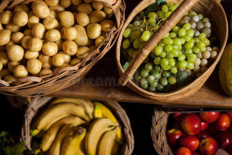 Diverse vruchten en groenten in rieten mand bij organische sectie stock foto Diverse vruchten en groenten in rieten mand bij organische sectie stock foto
