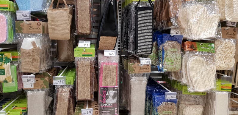 Diverse washandjes en badtoebehoren op verkoop in de opslag royalty-vrije stock foto's Diverse washandjes en badtoebehoren op verkoop in de opslag royalty-vrije stock foto's