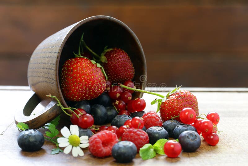 Diverses baies - fraises, groseilles image stock Diverses baies - fraises, groseilles image stock