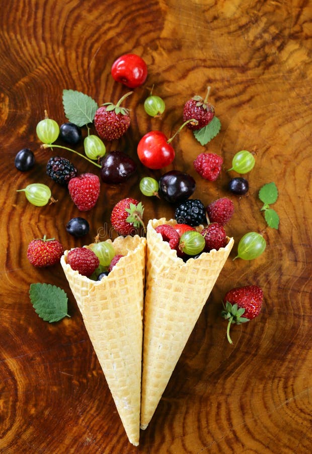 Diverses baies organiques fraîches dans le cône de gaufre photographie stock Diverses baies organiques fraîches dans le cône de gaufre photographie stock