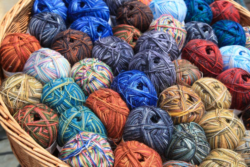 Diverses boules de laine dans un panier photos stock Diverses boules de laine dans un panier photos stock