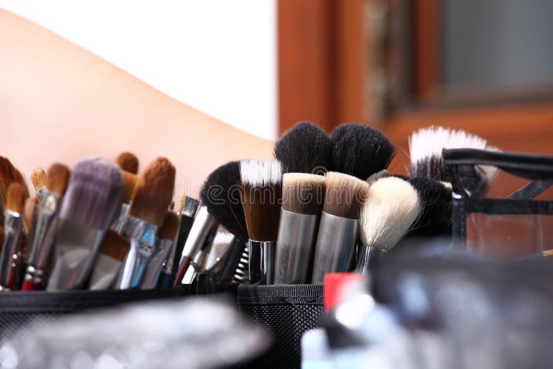 Diverses brosses colorées de maquillage, plan rapproché photo stock