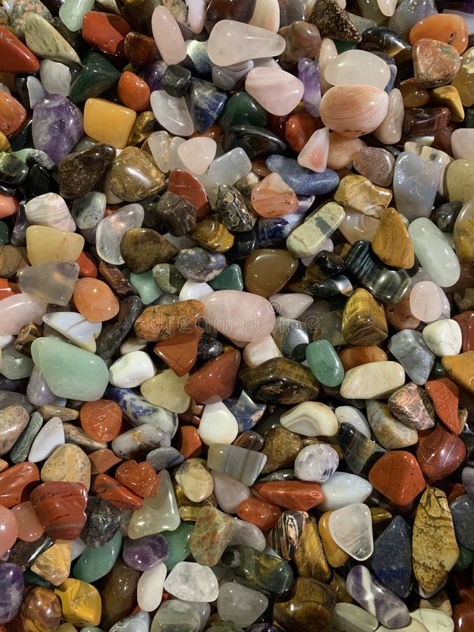 Diverses gemmes multicolores Les tigres observent, améthyste, quartz rose, aventurine, jadéite, topaze, opale noire, pierre de la photo stock Diverses gemmes multicolores Les tigres observent, améthyste, quartz rose, aventurine, jadéite, topaze, opale noire, pierre de la photo stock