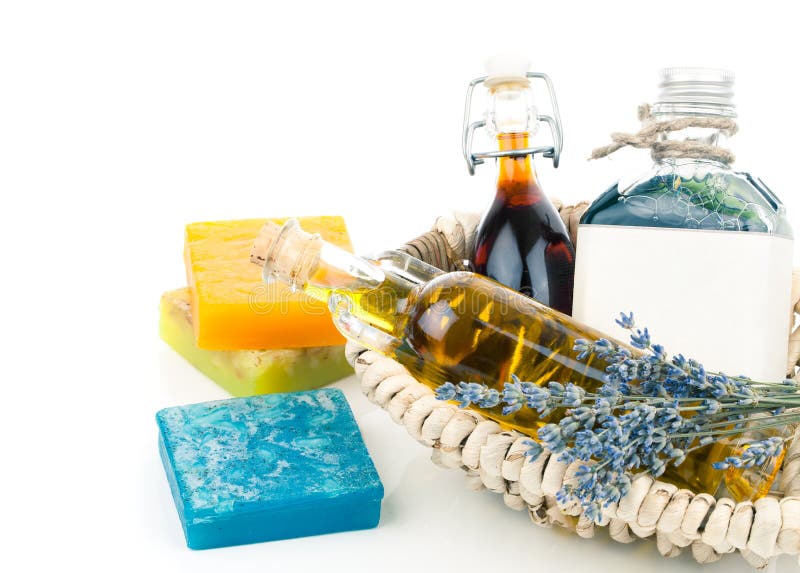 Diverses huiles essentielles avec des fleurs de savon et de lavande photo stock Diverses huiles essentielles avec des fleurs de savon et de lavande photo stock