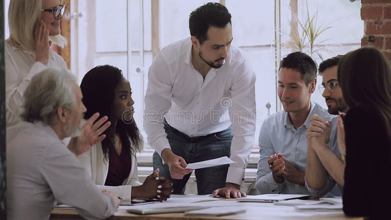 Diverses équipes d'entreprises brainstorming sur la paperasse parlant rire à la réunion