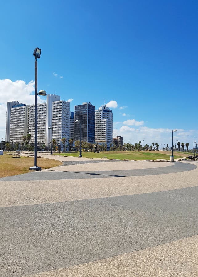Diversi alberghi a sviluppo verticale nella capitale israeliana sono bianchi con una vista perfetta della strada fotografia stock