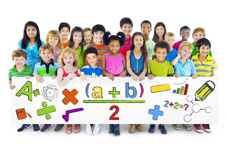 Diversi bambini allegri che tengono i simboli matematici