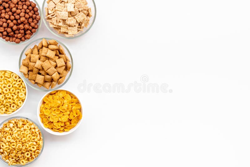 Diversi cereali in ciotole sul copyspace bianco di vista superiore del fondo fotografia stock libera da diritti Diversi cereali in ciotole sul copyspace bianco di vista superiore del fondo fotografia stock libera da diritti