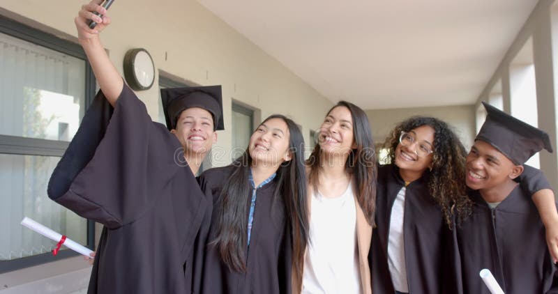 Diversi gruppi di laureati celebrano il loro successo stock footage