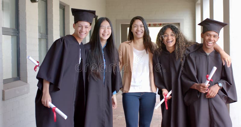 Diversi gruppi di laureati celebrano il loro successo archivi video