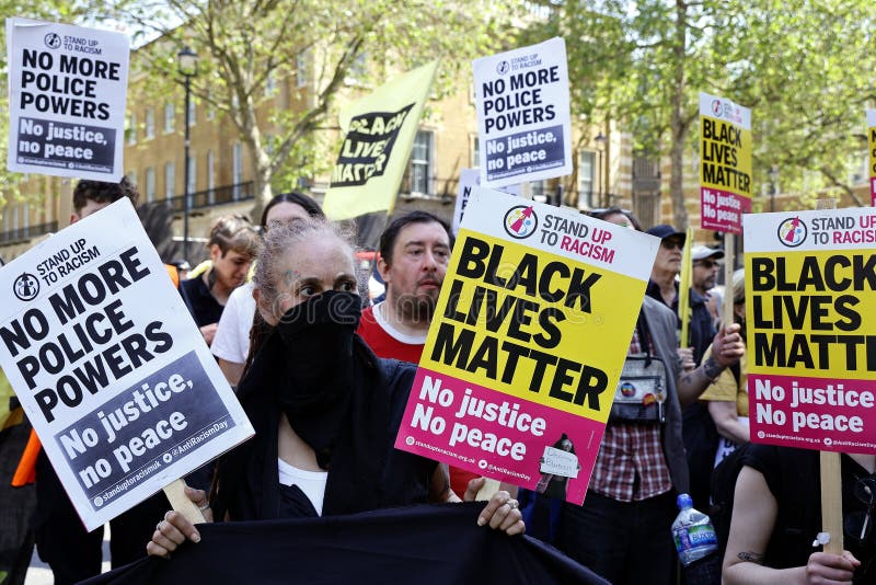 Diversi gruppi di persone si sono uniti per solidarietà in una vita nera, tema delle proteste a londra nel regno unito fotografia stock