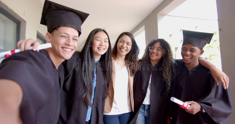 Diversi gruppi di studenti celebrano la laurea archivi video