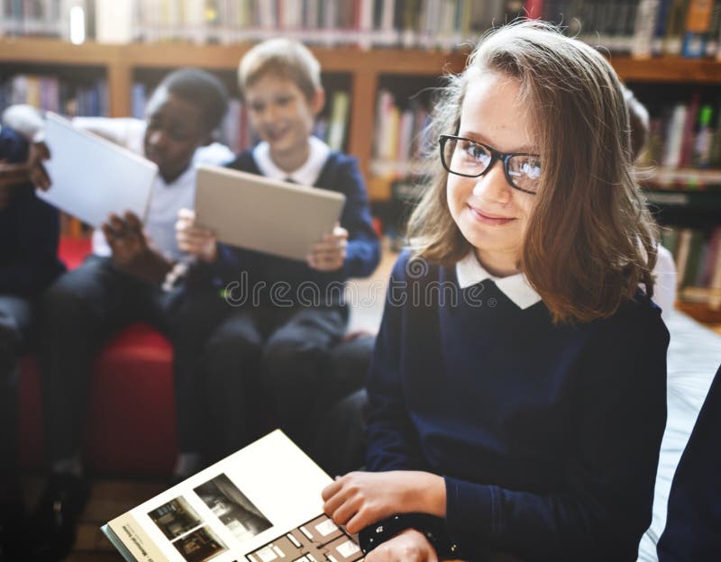 Diversi studenti del tiro di istruzione che imparano nella biblioteca immagini stock libere da diritti Diversi studenti del tiro di istruzione che imparano nella biblioteca immagini stock libere da diritti