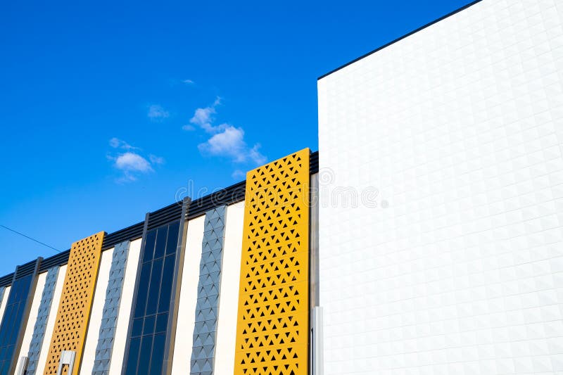 Diversi tipi di piastrelle di facciata. facciata di un edificio generico grigio-bianco giallo, nero, blu cielo. centro commerciale fotografia stock