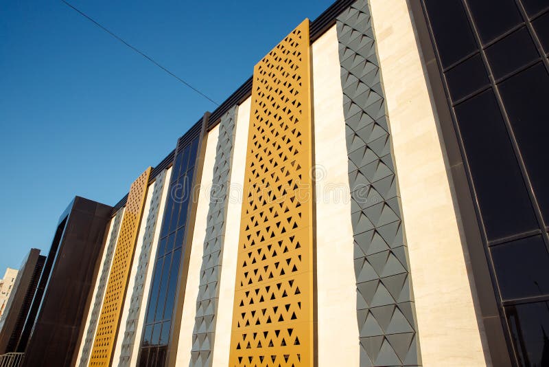 Diversi tipi di piastrelle di facciata. vista apparire la facciata di un edificio generico grigio bianco giallo grigio e nero su c fotografie stock libere da diritti