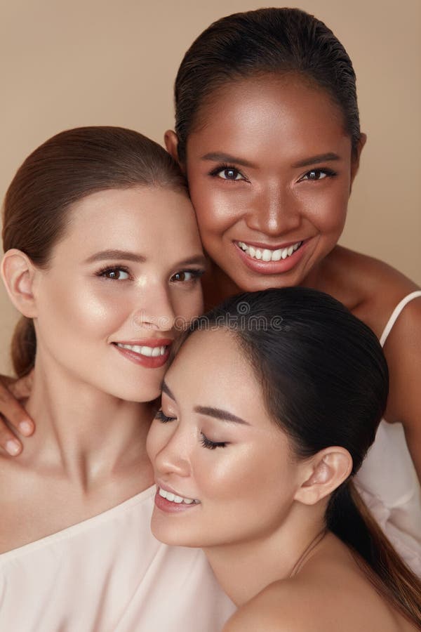 Diversidad. retrato de belleza de las mujeres. modelos multiétnicos con maquillaje natural y piel perfecta contra fondo beige.