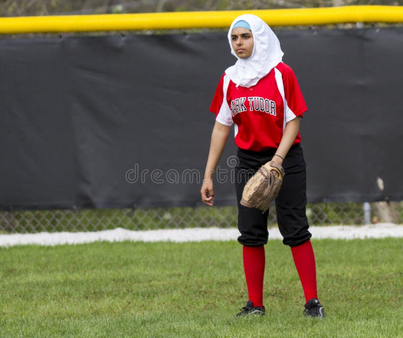 Diversidade no softball de Fastpitch da High School das meninas e nos outros esportes fotografia de stock Diversidade no softball de Fastpitch da High School das meninas e nos outros esportes fotografia de stock