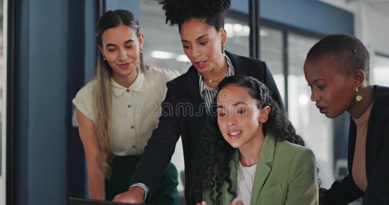 Diversifieringsgrupp för bärbara datorer och kvinnor granskar feedback eller bitmyntinvestering på aktiemarknaden för finansiella