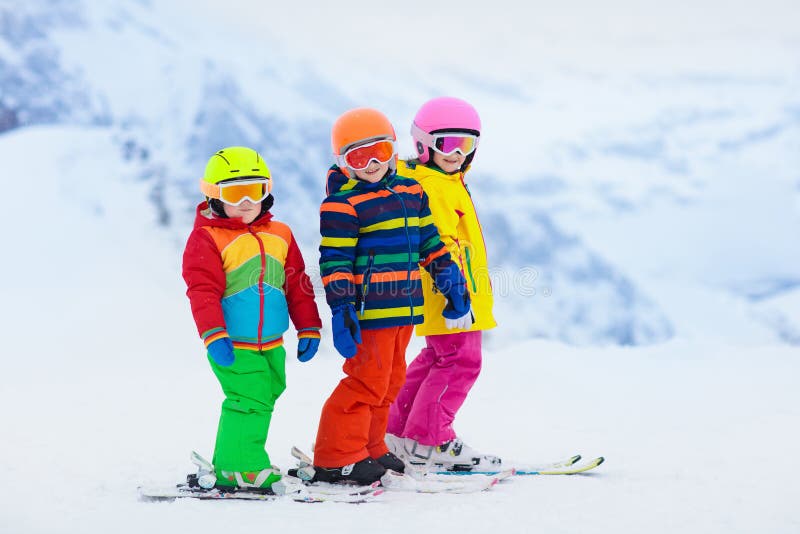 Diversión del invierno del esquí y de la nieve para los niños Esquí de los niños fotografía de archivo Diversión del invierno del esquí y de la nieve para los niños Esquí de los niños fotografía de archivo