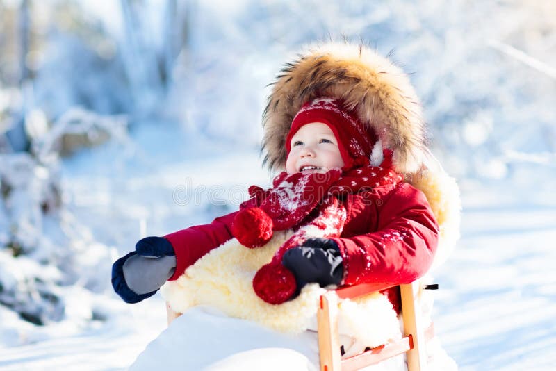 Diversión del trineo y de la nieve para los niños Bebé sledding en parque del invierno foto de archivo libre de regalías Diversión del trineo y de la nieve para los niños Bebé sledding en parque del invierno foto de archivo libre de regalías