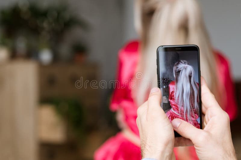 Diversión móvil de la foto de los recienes casados de la mañana feliz de la familia fotografía de archivo Diversión móvil de la foto de los recienes casados de la mañana feliz de la familia fotografía de archivo