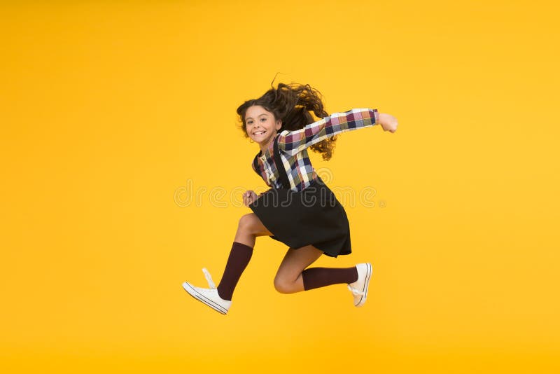 Diversión y salto. feliz día de los niños. concepto de salto. entrar en. sentir energía interior. muchacha con pelo largo saltando imagen de archivo libre de regalías