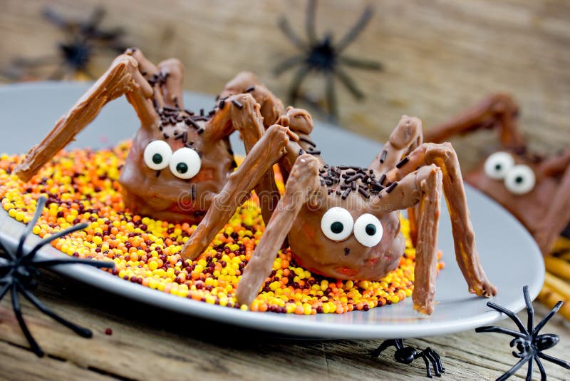 Fun and creepy Halloween spider cakes or spider cookies for kids. Fun and creepy Halloween spider cakes or spider cookies for kids