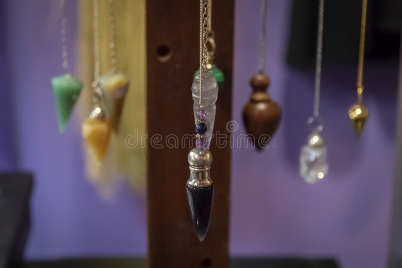 Diverso Crystal Pendulums Hanging bonito na exposição fotos de stock Diverso Crystal Pendulums Hanging bonito na exposição fotos de stock