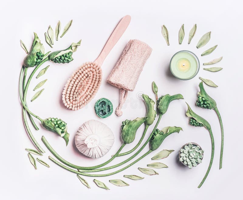 Diverso equipo de las anti-celulitis para el masaje seco en casa en las hojas y las flores verdes, visión superior del ingenio bl foto de archivo libre de regalías Diverso equipo de las anti-celulitis para el masaje seco en casa en las hojas y las flores verdes, visión superior del ingenio bl foto de archivo libre de regalías