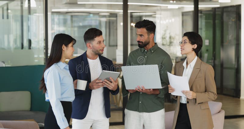 Diverso equipo de negocios de jóvenes colegas positivos parados juntos almacen de metraje de vídeo